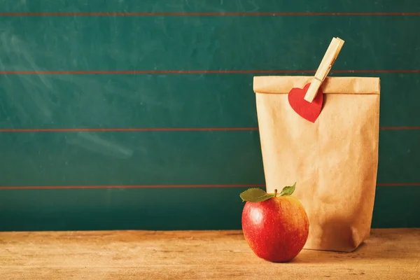 Braune Tüte Lunch Und Roter Apfel Auf Grünem Hintergrund Mit — Stockfoto