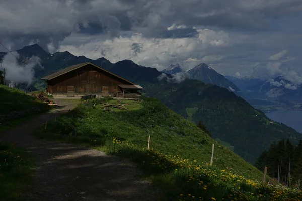 Cabaña Montaña Bajo Cielo Nublado Sobre Lago Thun Las Montañas — Foto de Stock