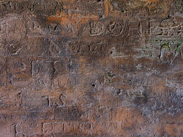 Gravierte Schriften Auf Steinmauer — Stockfoto