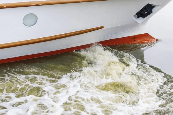 Parte Dianteira Navio Passageiros Branco Com Âncora Pórtico Enquanto Atracava — Fotografia de Stock