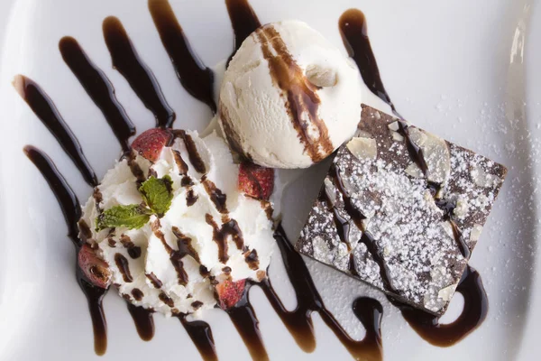 巧克力布朗尼与香草冰淇淋头顶拍摄 — 图库照片