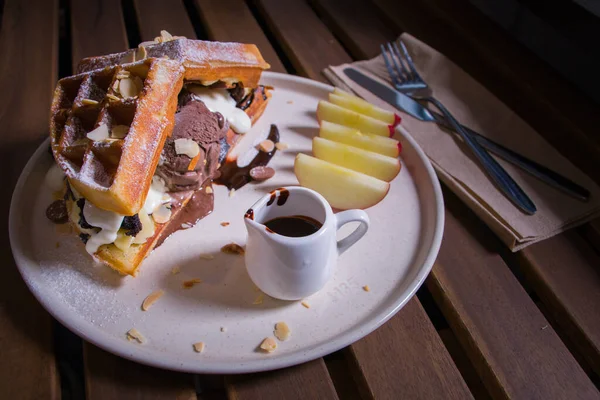 Waffle Com Molho Chocolate Sorvete Chocolate Com Brownie Wipcream Maçã — Fotografia de Stock