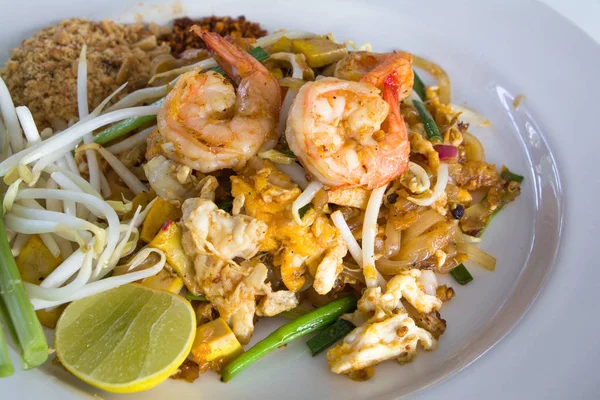 Tapis Thai Aux Crevettes Thai Traditional Food Sur Plaque Blanche — Photo