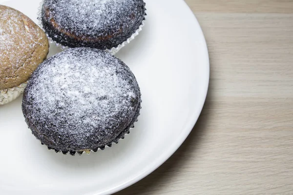 Nahaufnahme Auf Muffin Kuchen Mit Weißem Teller Isolieren Auf Holztisch — Stockfoto