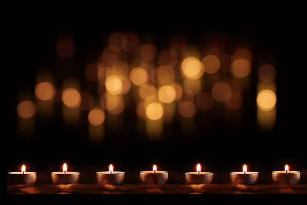 Velas Ardientes Sobre Fondo Oscuro Con Bokeh Dorado Festivo —  Fotos de Stock