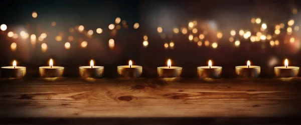 Brennende Kerzen Mit Festlichem Bokeh Hintergrund Und Holztisch Als Dekoration — Stockfoto