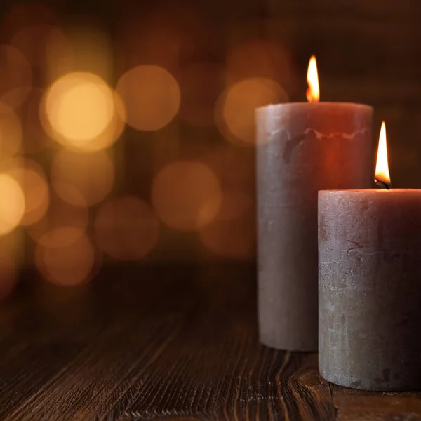 Κάψιμο Κεριών Και Εορταστικά Χρυσά Φώτα Σκούρο Ξύλο Για Φόντο — Φωτογραφία Αρχείου