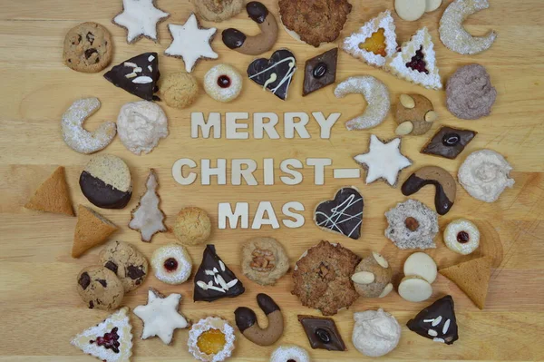 Verschillende Soorten Kerstkoekjes Zoals Vanillestokjes Macarons Marsepeinhartjes Een Broodje Rond — Stockfoto