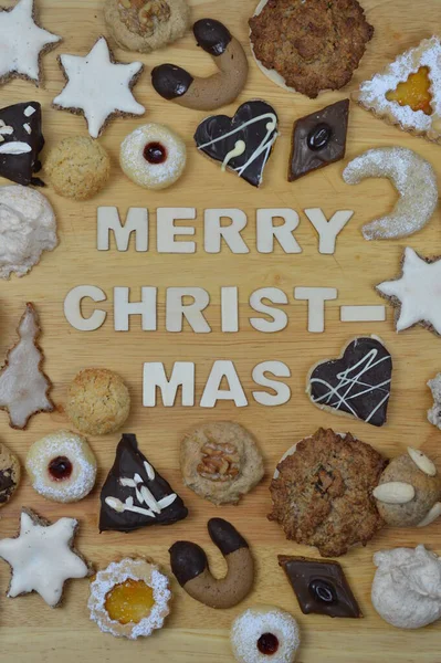 Verschillende Soorten Kerstkoekjes Zoals Vanillestokjes Macarons Marsepeinhartjes Een Broodje Rond — Stockfoto