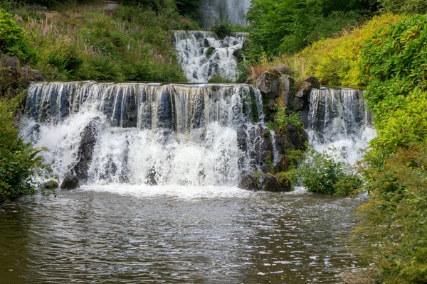 公园里的瀑布 — 图库照片
