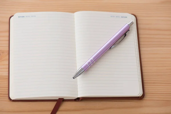 一张写着钢笔的空日历躺在一张木制桌子上 文字上的空白 — 图库照片