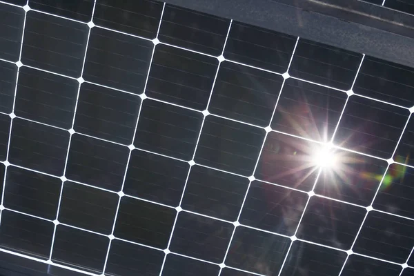 太陽光発電用の部分的に透明なガラスモジュールは カーポートの屋根です — ストック写真