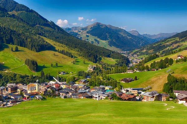 Magníficas Vistas Pueblo Austriaco Saalbach Algunos Campos Verdes Los Alpes — Foto de Stock