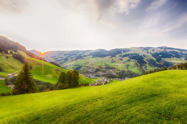 Vue Magnifique Sur Village Autrichien Saalbach Hinterglemm Quelques Champs Verdoyants — Photo