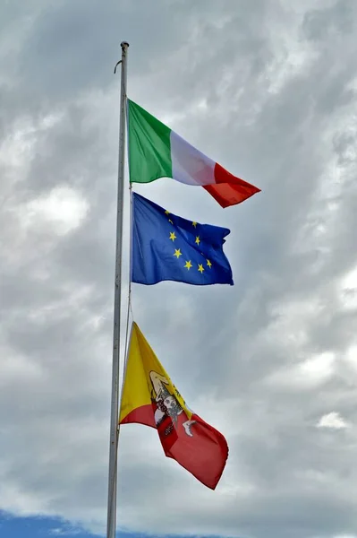 Veduta Dell Italia Dell Unione Europea Della Sicilia Bandiere Ondeggianti — Foto Stock