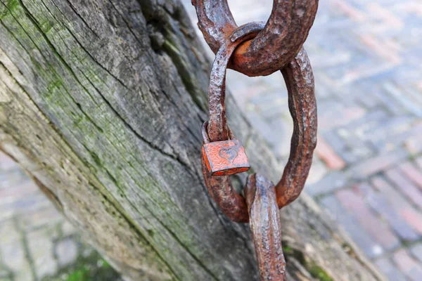 Primo Piano Piccolo Lucchetto Con Cuore Una Vecchia Catena Ancoraggio — Foto Stock