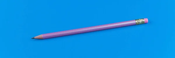 青の背景に紫の鉛筆1本 — ストック写真
