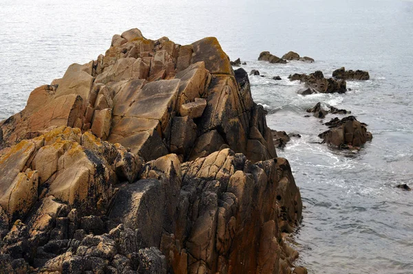 Rifflandschaft Aan Atlantische Oceaan Voor Hemel Bretagne Bij Primrose Tregastel — Stockfoto