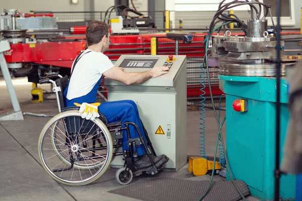 Trabajador Discapacitado Silla Ruedas Fábrica Máquina — Foto de Stock