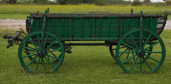 院子里的老式乡村老式马车 侧视图 — 图库照片