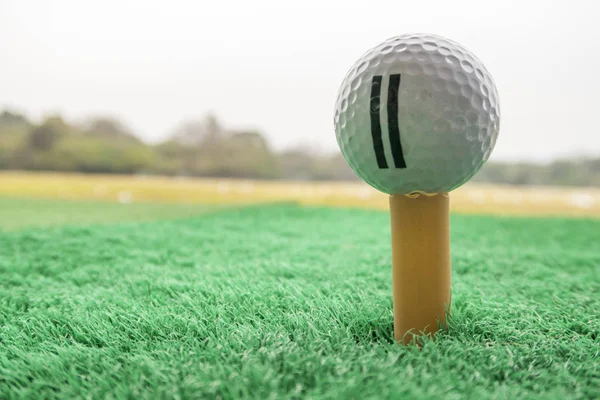 Golfbal Een Tee Driving Range — Stockfoto