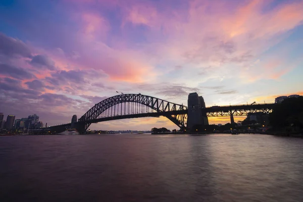Сиднейский Мост Закате Красочным Небом — стоковое фото