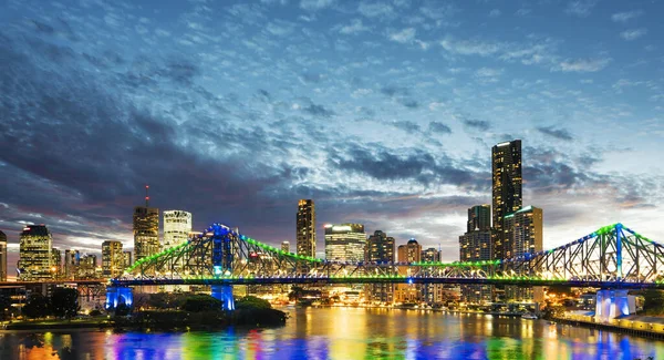 Zicht Verlichte Brug Wolkenkrabbers Brisbane Bij Zonsondergang — Stockfoto