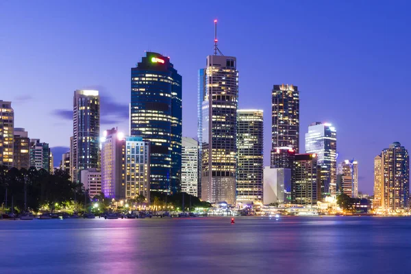 Vista Del Horizonte Ciudad Brisbane Con Edificios Modernos Iluminados Río — Foto de Stock