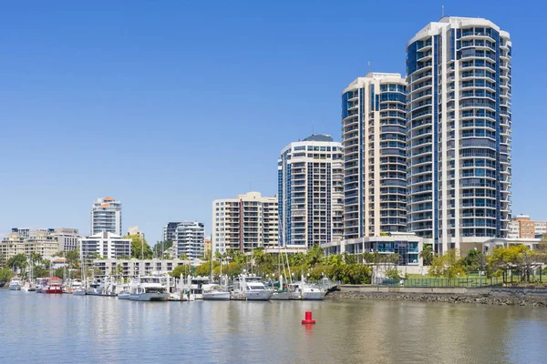 Modernos Apartamentos Beira Mar Iates Marina Brisbane Durante Dia — Fotografia de Stock