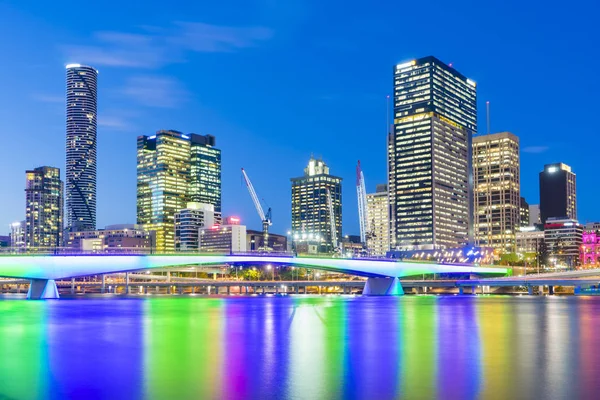 Widok Podświetlonego Mostu Drapaczy Chmur Odbiciem Brisbane Zmierzchu — Zdjęcie stockowe