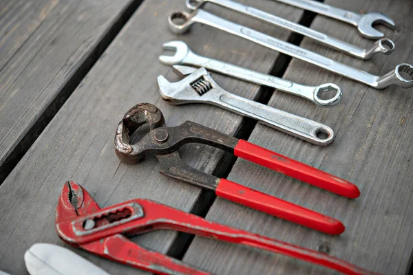 Verschillende Gereedschappen Grijze Houten Ondergrond — Stockfoto