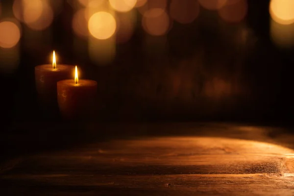 Candele Ardenti Nel Buio Con Bokeh Dorato Legno — Foto Stock