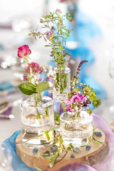 非常明亮的模糊的花朵装饰 粉红色的玫瑰 吉普赛酒和玻璃花瓶放在木制圆盘上 — 图库照片
