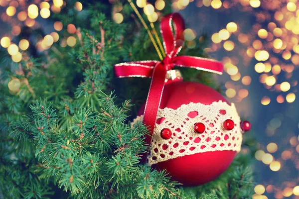 圣诞节红圣诞舞会 圣诞树上的装饰品 — 图库照片
