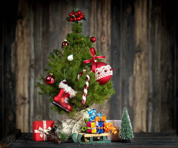 Albero Natale Decorato Con Palle Festive Regali — Foto Stock