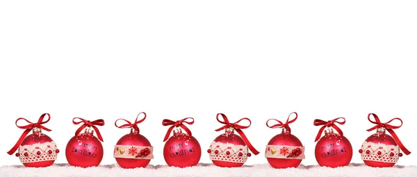 Kırmızı Noel Topları Beyaz Yapımı Mücevherlere Izole Edilmiş — Stok fotoğraf