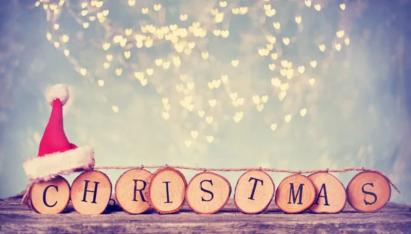Kette Aus Holzbuchstaben Mit Weihnachten Und Roter Weihnachtsmütze — Stockfoto