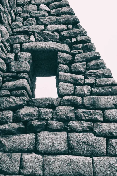 石畳の道に沿って石の魔法の古代遺跡ペルーのマチュピチュへのインカの道 — ストック写真