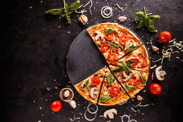 Pizza Italiana Fresca Com Tomates Cogumelos Queijo Espaço Para Seu — Fotografia de Stock