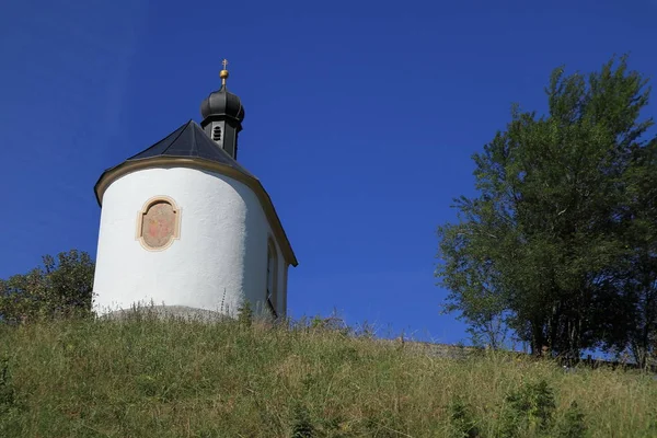 Pequena Igreja Uma Colina Bavaria — Fotografia de Stock