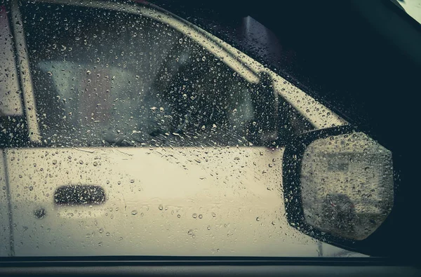 Wassertropfen Auf Glasspiegel Von Auto Mit Weißem Auto — Stockfoto