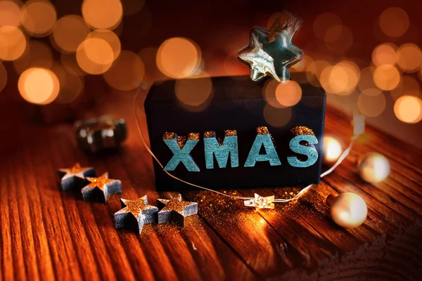 Weihnachtsdekoration Mit Überraschungsgeschenk Auf Rustikalem Holztisch Und Festlichem Gold Bokeh — Stockfoto