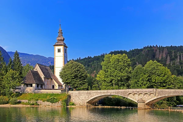 Каменный Мост Церковь Иоанна Крестителя Озере Фелинь Словени — стоковое фото