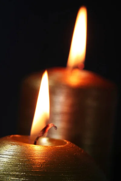 Две Рождественские Свечи Загораются Темноте — стоковое фото