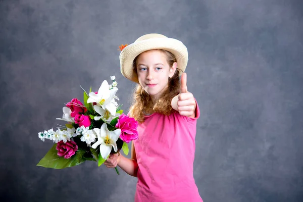 Nettes Blondes Mädchen Mit Strohhut Blumenstrauß Und Daumen Hoch Vor — Stockfoto