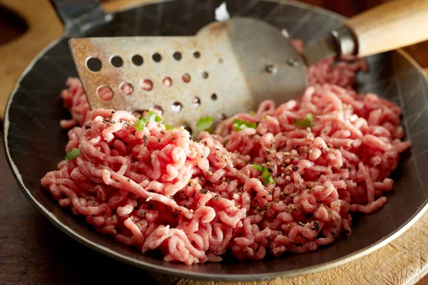 Nahaufnahme Von Rohem Hackfleisch Mit Schnittlauch Der Pfanne — Stockfoto