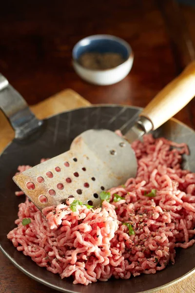 Close Zicht Rauw Gehakt Vlees Liggend Pan Met Spatel Keuken — Stockfoto