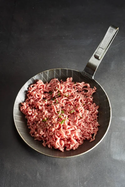 Braadpan Met Rauw Gehakt Vlees Tegen Zwarte Achtergrond — Stockfoto