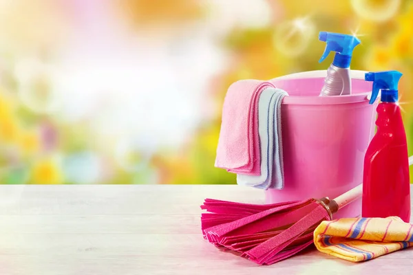 Kleurrijke Huishoudelijke Schoonmaak Apparatuur Een Tafel Buiten Met Gouden Zonneschijn — Stockfoto