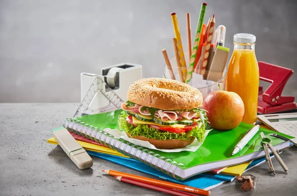 Sanduíche Fresco Saboroso Almoço Com Presunto Salada Suco Laranja Mesa — Fotografia de Stock